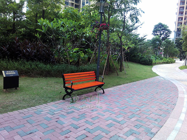  欣方圳垃圾桶廠家這里有您所需的各類垃圾桶產(chǎn)品和園林椅休閑椅，您只需要關(guān)注一下您身邊的市場或者來欣方圳官網(wǎng)瞧一瞧。您可以在欣方圳官網(wǎng)的案例里面，看到全國各地區(qū)的用戶案例及各種類型的用戶選擇。這不，深圳觀瀾的一位客戶又一次來我司欣方圳科技有限公司購買了一批鑄鐵有靠背園林椅。       欣方圳的這批P27鑄鐵有靠背園林椅椅腳模具使用電腦雕刻，比一般廠家人工模具鑄鐵椅腳表面更光滑平整。耐壓性極強，同時具備很強的耐熱、耐磨、耐蝕、耐低溫的特性，鑄鐵有靠背園林椅，生產(chǎn)周期較短，給人以粗獷、莊重、穩(wěn)重的感覺，是戶外市政公共設(shè)施必選產(chǎn)品。    而且為了防止椅條在受力情況下往下變形，我們欣方圳的每一款休閑椅都在在椅條的下面加了兩條L30*3的熱鍍鋅角鋼加強支撐，加強椅條的支撐能力，有效的將承載力傳遞到椅腿上，防止椅條變形，加強休閑椅的抗沖擊能力，提高鑄鐵有靠背園林椅的壽命。