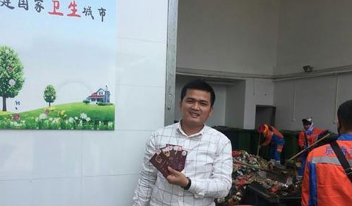 ?？谑忻駚G護照 環衛工翻檢5噸垃圾找到