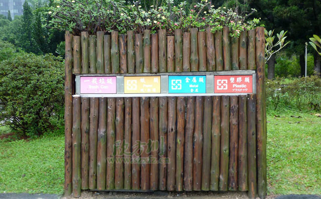 自發(fā)捐公園戶外垃圾桶體現(xiàn)全民環(huán)保意識(shí)提升