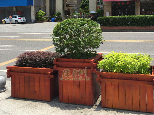 欣方圳木質花箱 讓香格里拉鮮花遍地